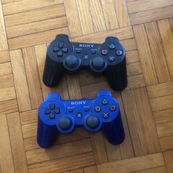 PS3 Console and 2 controlers - Picture 4 of 11